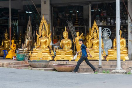 Téléchargez les photos : A shop with buddha figures in the City of Lopburi in the Province of Lopburi in Thailand,  Thailand, Lopburi, November, 2022 - en image libre de droit