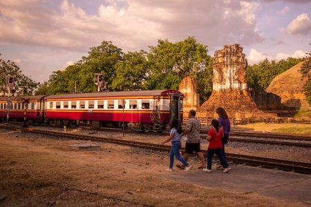 Téléchargez les photos : A Train in front of the ruins of the Wat Nakorn Kosa in the City of Lopburi in the Province of Lopburi in Thailand,  Thailand, Lopburi, November, 2022 - en image libre de droit