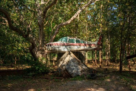 Téléchargez les photos : A old airplane at the Wat Weluwan Temple at Khao Chin Lae Mountains near the City of Lopburi in the Province of Lopburi in Thailand,  Thailand, Lopburi, November, 2022 - en image libre de droit