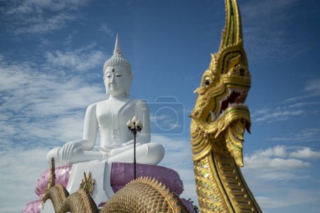 Foto de The big white buddha statue at Pasak Jolasid Dam at the Ban Kaeng Sua Ten near the City of Lopburi in the Province of Lopburi in Thailand,  Thailand, Lopburi, November, 2022 - Imagen libre de derechos
