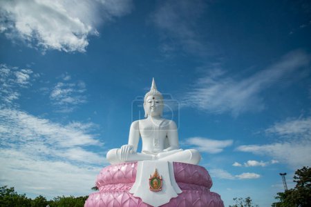 Foto de The big white buddha statue at Pasak Jolasid Dam at the Ban Kaeng Sua Ten near the City of Lopburi in the Province of Lopburi in Thailand,  Thailand, Lopburi, November, 2022 - Imagen libre de derechos