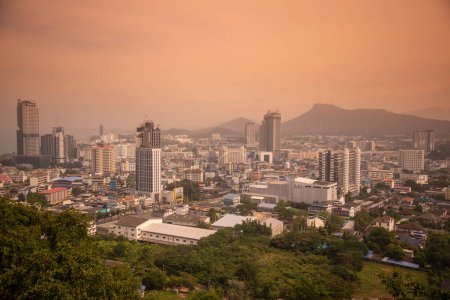 Foto de The City View of Si Racha in the Province of Chonburi in Thailand,  Thailand, Siracha, November, 2022 - Imagen libre de derechos