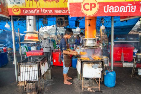 Téléchargez les photos : Thai street food at the Nightmarket at the Koh Loi Island Bridge in the City of Si Racha in the Province of Chonburi in Thailand,  Thailand, Siracha, November, 2022 - en image libre de droit