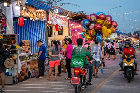Téléchargez les photos : The Nightmarket at the Koh Loi Island Bridge in the City of Si Racha in the Province of Chonburi in Thailand,  Thailand, Siracha, November, 2022 - en image libre de droit