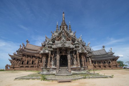 Téléchargez les photos : The Wood temple or Wat Sanctuary of Truth Temple in the city of Pattaya in the Province of Chonburi in Thailand,  Thailand, Pattaya, November, 2022 - en image libre de droit