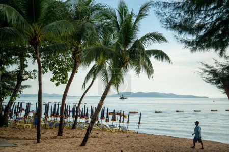 Foto de Umbrella for rent at the Beach and coast at the Beach Road in the city of Jomtien near Pattaya in the Province of Chonburi in Thailand,  Thailand, Jomtien, November, 2022 - Imagen libre de derechos