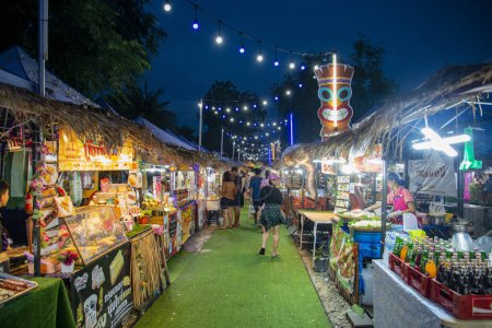 Téléchargez les photos : A Nightmarket at the beachroad in the city of Jomtien near Pattaya in the Province of Chonburi in Thailand,  Thailand, Jomtien, November, 2022 - en image libre de droit