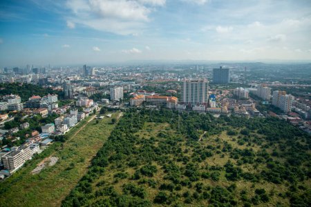 Téléchargez les photos : The view of the Town of Jomtien from the Pattaya Park Tower in the city of Jomtien near Pattaya in the Province of Chonburi in Thailand,  Thailand, Jomtien, November, 2022 - en image libre de droit