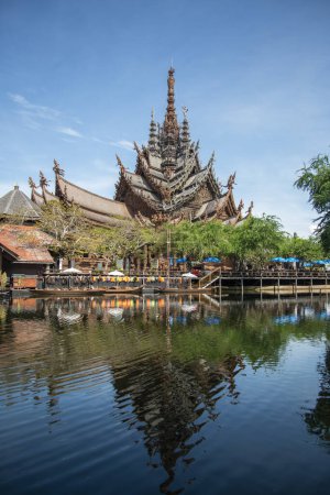 Téléchargez les photos : The Wood temple or Wat Sanctuary of Truth Temple in the city of Pattaya in the Province of Chonburi in Thailand,  Thailand, Pattaya, November, 2022 - en image libre de droit