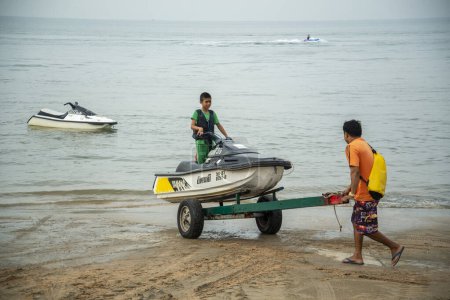 Téléchargez les photos : A jet ski rent station at the Beach and coast at the Beach Road in the city of Jomtien near Pattaya in the Province of Chonburi in Thailand,  Thailand, Jomtien, November, 2022 - en image libre de droit
