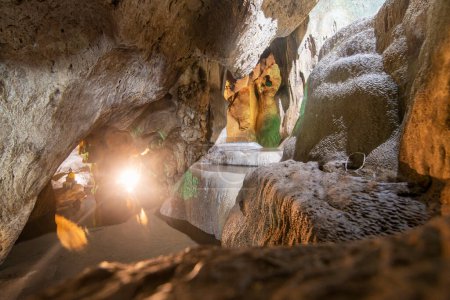 Téléchargez les photos : The Tham Khao Ma Rong Cave near the Town of Bang saphan in the Province of Prachuap Khiri Khan in Thailand,  Thailand, Bang Saphan, December, 2022 - en image libre de droit