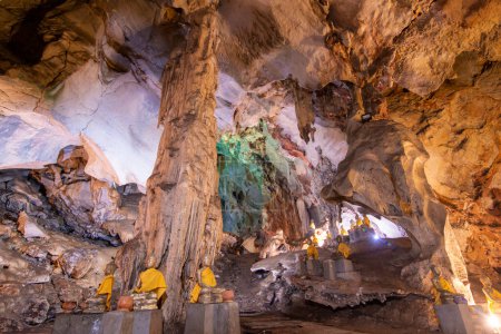 Foto de The Tham Khao Ma Rong Cave near the Town of Bang saphan in the Province of Prachuap Khiri Khan in Thailand,  Thailand, Bang Saphan, December, 2022 - Imagen libre de derechos