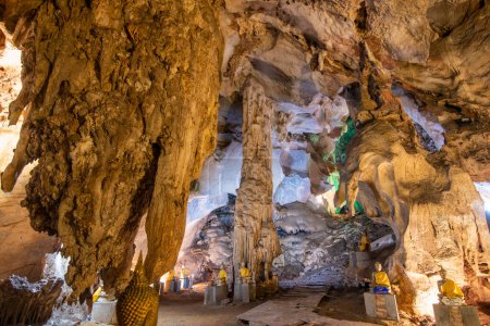Foto de La Cueva Tham Khao Ma Rong cerca de la ciudad de Bang Saphan en la provincia de Prachuap Khiri Khan en Tailandia, Tailandia, Bang Saphan, diciembre de 2022 - Imagen libre de derechos