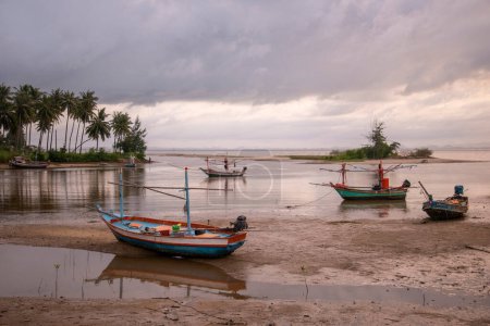 Téléchargez les photos : Bateau de pêche à la baie de Bo Thong Lang et plage à la ville de Bang Saphan dans la province de Prachuap Khiri Khan en Thaïlande, Thaïlande, Bang Saphan, décembre 2022 - en image libre de droit