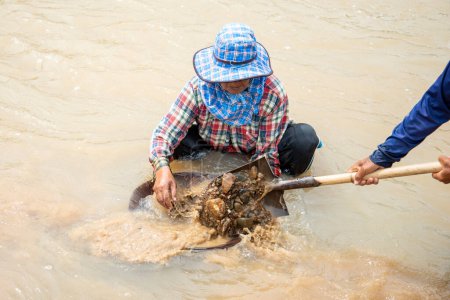 Foto de People are Gold washing at the Klong Thong River at tambon Ron Thong Village near the Town of Bang Saphan in the Province of Prachuap Khiri Khan in Thailand,  Thailand, Bang Saphan, December, 2022 - Imagen libre de derechos