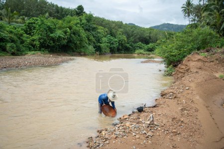 Téléchargez les photos : Les gens sont lavage de l'or à la rivière Klong Thong à tambon Ron Thong Village près de la ville de Bang Saphan dans la province de Prachuap Khiri Khan en Thaïlande, Thaïlande, Bang Saphan, Décembre, 2022 - en image libre de droit