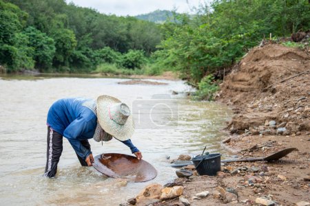 Téléchargez les photos : Les gens sont lavage de l'or à la rivière Klong Thong à tambon Ron Thong Village près de la ville de Bang Saphan dans la province de Prachuap Khiri Khan en Thaïlande, Thaïlande, Bang Saphan, Décembre, 2022 - en image libre de droit