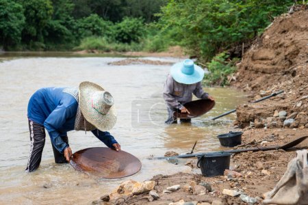 Foto de People are Gold washing at the Klong Thong River at tambon Ron Thong Village near the Town of Bang Saphan in the Province of Prachuap Khiri Khan in Thailand,  Thailand, Bang Saphan, December, 2022 - Imagen libre de derechos