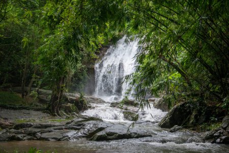 Foto de The Sai Khu Waterfall near the Town of Bang Saphan in the Province of Prachuap Khiri Khan in Thailand,  Thailand, Bang Saphan, December, 2022 - Imagen libre de derechos