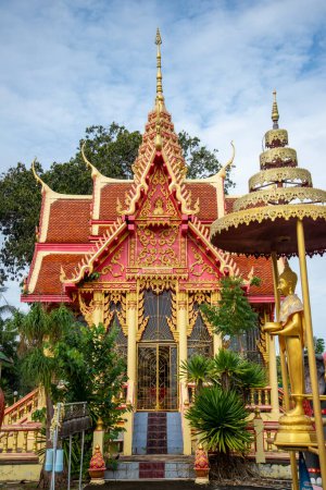 Téléchargez les photos : Le Wat Thongchai Thammachak dans la ville de Ban Krut dans la province de Prachuap Khiri Khan en Thaïlande, Thaïlande, Ban Krut, décembre 2022 - en image libre de droit