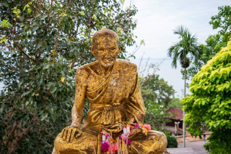 Foto de A golden Monk figure at the Khao Thong Chai Mountain in the Town of Ban Krut in the Province of Prachuap Khiri Khan in Thailand,  Thailand, Ban Krut, December, 2022 - Imagen libre de derechos