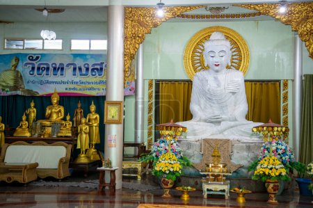 Foto de The white Buddha at the Wat Thang Sai the Town of Ban Krut in the Province of Prachuap Khiri Khan in Thailand,  Thailand, Ban Krut, December, 2022 - Imagen libre de derechos