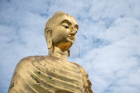 Foto de A golden Buddha figure at the Khao Thong Chai Mountain in the Town of Ban Krut in the Province of Prachuap Khiri Khan in Thailand,  Thailand, Ban Krut, December, 2022 - Imagen libre de derechos