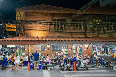 Téléchargez les photos : Une maison traditionnelle en bois et un restaurant dans la vieille ville de Hua Hin dans la province de Prachuap Khiri Khan en Thaïlande, Thaïlande, Hua Hin, décembre 2022 - en image libre de droit