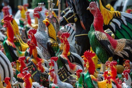 Foto de Figuras de pollo en un monumento de King Taksin en el Wat Huay Mongkol cerca de la ciudad de Hua Hin en la provincia de Prachuap Khiri Khan en Tailandia, Tailandia, Hua Hin, diciembre de 2022 - Imagen libre de derechos