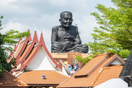 Téléchargez les photos : The Wat Huay Mongkol with a monument of the Monk Luang Pu Thuat  near the City of Hua Hin in the Province of Prachuap Khiri Khan in Thailand,  Thailand, Hua Hin, December, 2022 - en image libre de droit