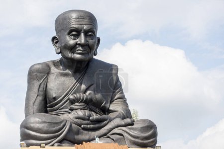 Foto de The Wat Huay Mongkol with a monument of the Monk Luang Pu Thuat  near the City of Hua Hin in the Province of Prachuap Khiri Khan in Thailand,  Thailand, Hua Hin, December, 2022 - Imagen libre de derechos