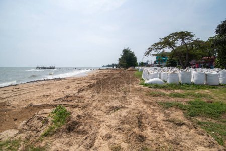 Téléchargez les photos : La plage de sable et la construction d'un mur de protection sur le littoral du village de Pak Nam Pran près de la ville de Hua Hin dans la province de Prachuap Khiri Khan en Thaïlande, Thaïlande, Hua Hin, novembre 2022 - en image libre de droit