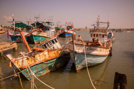 Foto de The Fishing Harbour and Village at the coast of the town Cha Am near the City of Hua Hin in the Province of Prachuap Khiri Khan in Thailand,  Thailand, Hua Hin, December, 2022 - Imagen libre de derechos