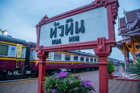 Téléchargez les photos : A train at the railway station in the City of Hua Hin in the Province of Prachuap Khiri Khan in Thailand,  Thailand, Hua Hin, December, 2022 - en image libre de droit