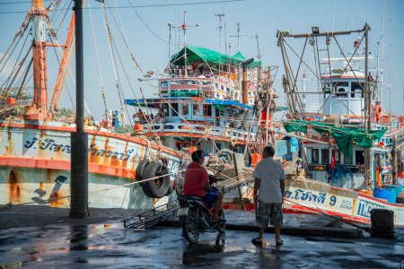 Foto de El puerto pesquero y la aldea en la costa de la ciudad Cha Am cerca de la ciudad de Hua Hin en la provincia de Prachuap Khiri Khan en Tailandia, Tailandia, Hua Hin, diciembre de 2022 - Imagen libre de derechos