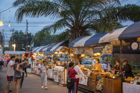Téléchargez les photos : The Tamarind Weekend Nightmarket near the City of Hua Hin in the Province of Prachuap Khiri Khan in Thailand,  Thailand, Hua Hin, December, 2022 - en image libre de droit