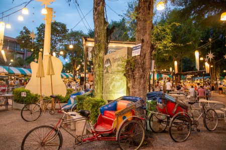 Téléchargez les photos : Le marché nocturne Tamarind Weekend près de la ville de Hua Hin dans la province de Prachuap Khiri Khan en Thaïlande, Thaïlande, Hua Hin, décembre 2022 - en image libre de droit