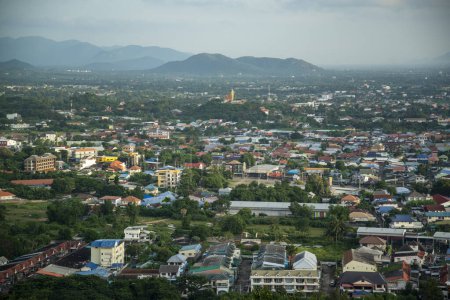 Foto de Una vista desde el mirador Khao Hin Lek Fai de la ciudad de Hua Hin en la provincia de Prachuap Khiri Khan en Tailandia, Tailandia, Hua Hin, diciembre de 2022 - Imagen libre de derechos