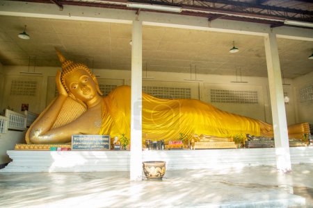 Photo for The reclining Buddha at the Wat Rachayana Banphot near the City of Hua Hin in the Province of Prachuap Khiri Khan in Thailand,  Thailand, Hua Hin, December, 2022 - Royalty Free Image