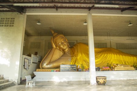Téléchargez les photos : The reclining Buddha at the Wat Rachayana Banphot near the City of Hua Hin in the Province of Prachuap Khiri Khan in Thailand,  Thailand, Hua Hin, December, 2022 - en image libre de droit