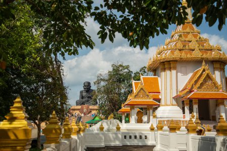 Téléchargez les photos : Le Wat Huay Mongkol avec un monument du moine Luang Pu Thuat près de la ville de Hua Hin dans la province de Prachuap Khiri Khan en Thaïlande, Thaïlande, Hua Hin, Décembre, 2022 - en image libre de droit
