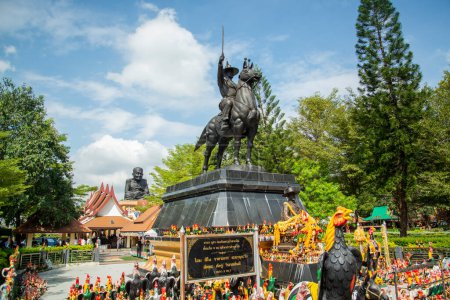 Foto de A King Taksin Monument at the Wat Huay Mongkol near the City of Hua Hin in the Province of Prachuap Khiri Khan in Thailand,  Thailand, Hua Hin, December, 2022 - Imagen libre de derechos