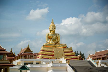 Téléchargez les photos : The Golden Buddha at the Wat Huay Mongkol near the City of Hua Hin in the Province of Prachuap Khiri Khan in Thailand,  Thailand, Hua Hin, December, 2022 - en image libre de droit
