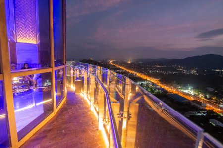 Téléchargez les photos : Le point de vue au bar sur le toit de l'hôtel Holiday Inn près de la ville de Hua Hin dans la province de Prachuap Khiri Khan en Thaïlande, Thaïlande, Hua Hin, Décembre 2022 - en image libre de droit