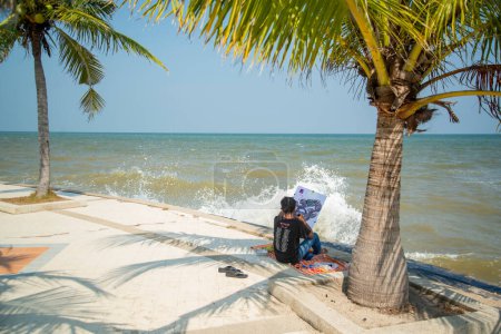 Téléchargez les photos : The Hua Hin beach in the City of Hua Hin in the Province of Prachuap Khiri Khan in Thailand,  Thailand, Hua Hin, December, 2022 - en image libre de droit