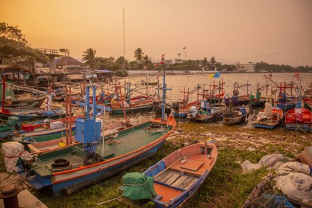 Téléchargez les photos : Le village de pêcheurs traditionnel sur la côte de la vieille ville de Hua Hin dans la province de Prachuap Khiri Khan en Thaïlande, Thaïlande, Hua Hin, décembre 2022 - en image libre de droit