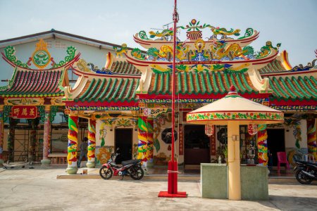 Téléchargez les photos : Un temple chinois au village de pêcheurs de Pak Nam Pran près de la ville de Hua Hin dans la province de Prachuap Khiri Khan en Thaïlande, Thaïlande, Hua Hin, novembre 2022 - en image libre de droit