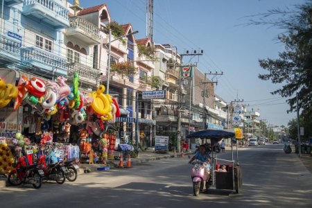 Foto de A Shop and Beach and coast of the town Cha Am near the City of Hua Hin in the Province of Prachuap Khiri Khan in Thailand,  Thailand, Hua Hin, December, 2022 - Imagen libre de derechos