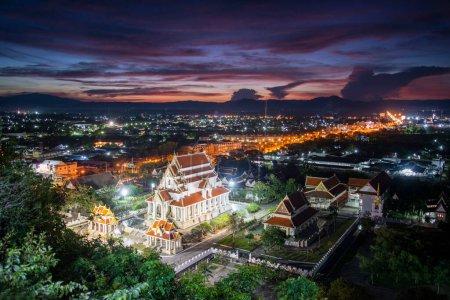 Foto de El paisaje con el Wat Thammikaram Mahathat Worawihan desde la colina en la ciudad de Phrachuap Khiri Khan en la provincia de Prachuap Khiri Khan en Tailandia, Tailandia, Prachuap Khiri Khan, diciembre de 2022 - Imagen libre de derechos