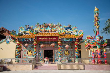 Téléchargez les photos : Le temple chinois et le sanctuaire Pu Thao Kong sur la route Beach dans la ville de Phrachuap Khiri Khan dans la province de Prachuap Khiri Khan en Thaïlande, Thaïlande, Prachuap Khiri Khan, décembre 2022 - en image libre de droit